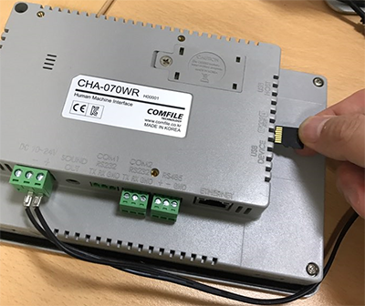  HMI 본체의 microSD 카드 장착 위치 예시 